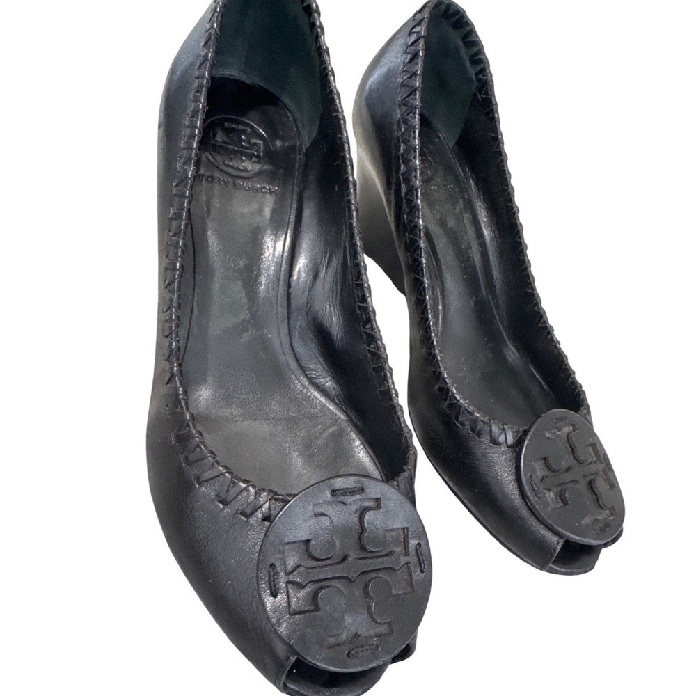 Tory Burch Suzi African peep‎ toe wedge pumps in black leather US 9.5